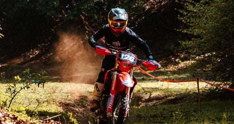 Motociclista de enduro del equipo de MDH