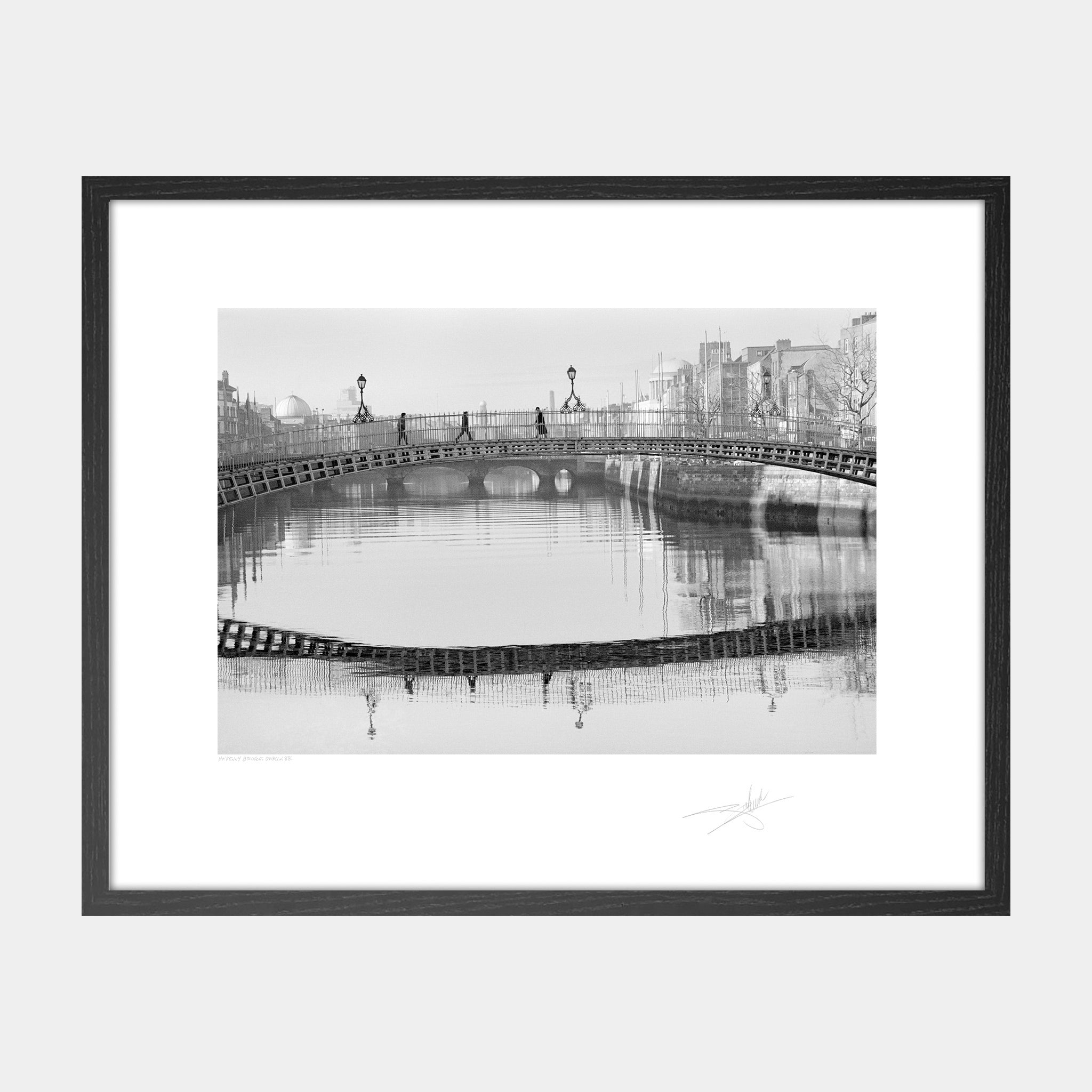 Halfpenny bridge - Black and white photos | Giles Norman Gallery