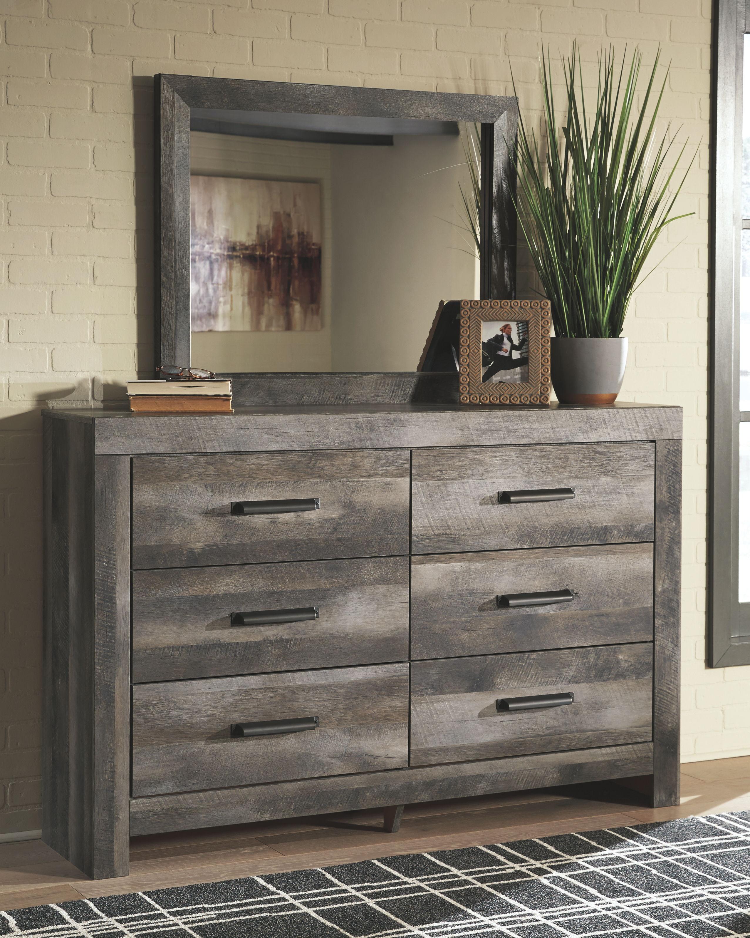 Ashley Wynnlow 5-Piece Set in Gray - Dresser, Mirror, Chest, and Queen Panel Bed