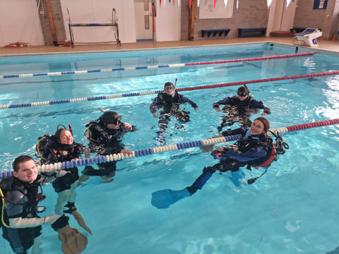 divers in poool training