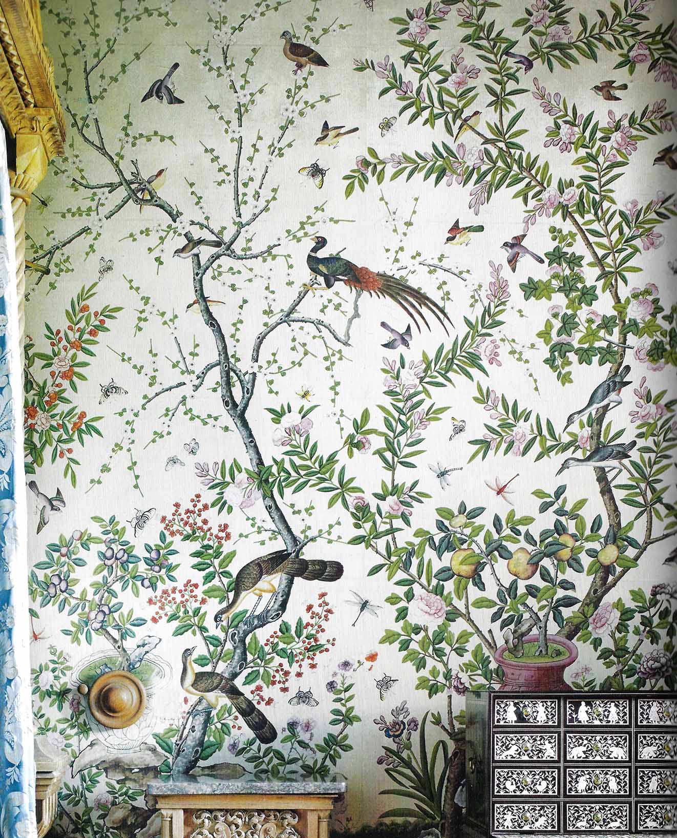 Traditional chinoiserie wallpaper