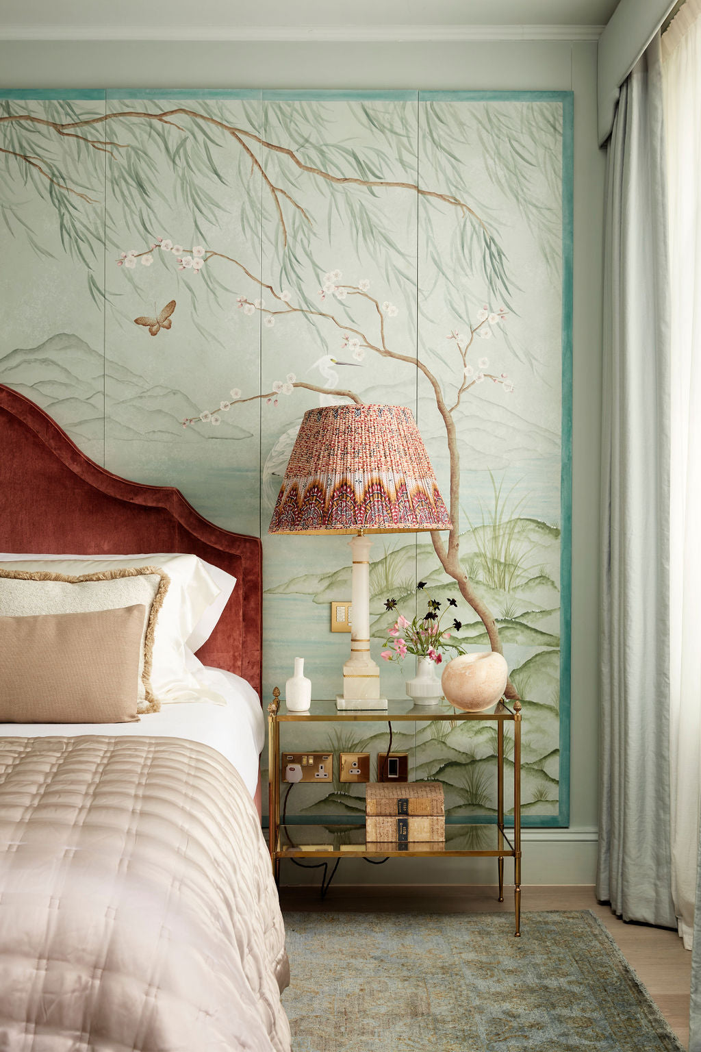 Chinoiserie bedroom mural designed by Diane Hill in knightsbridge townhouse bedroom