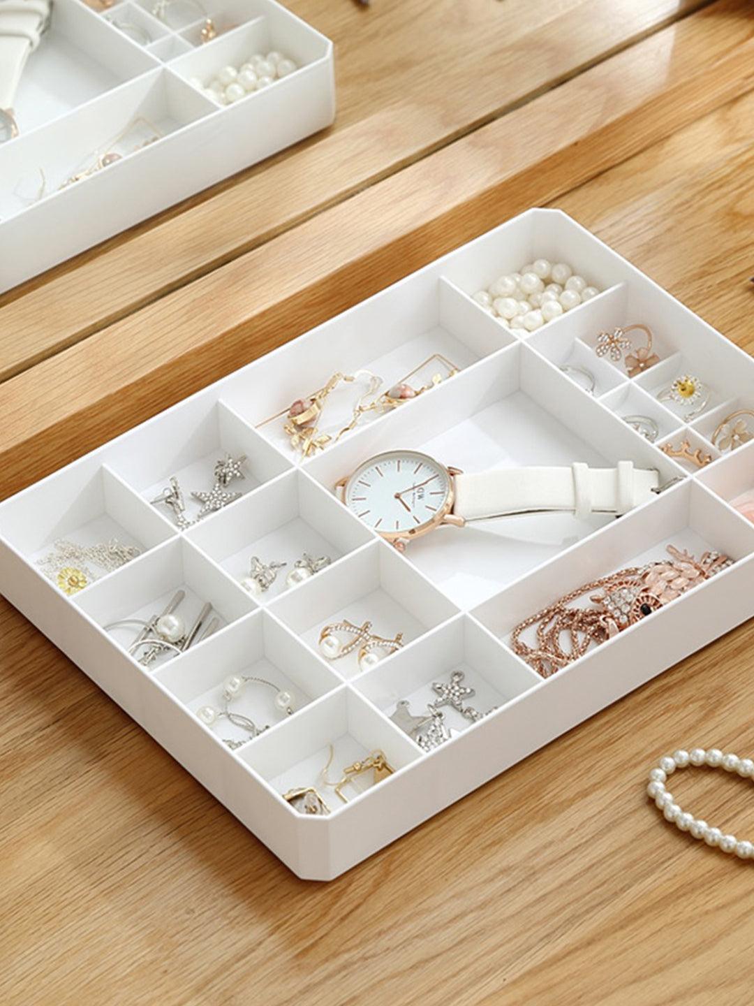 https://cdn.shopify.com/s/files/1/0267/1699/5754/files/market99-makeup-organizer-for-rings-earrings-necklaces-storage-and-organization-2-29022169465002.jpg?v=1697013412&width=1080