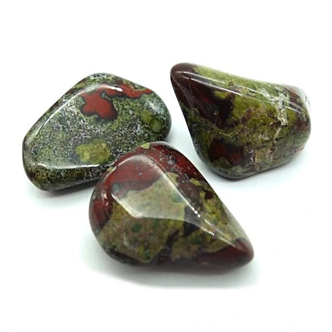 3 pierres roulées de jaspe héliotrope ou jaspe sanguin