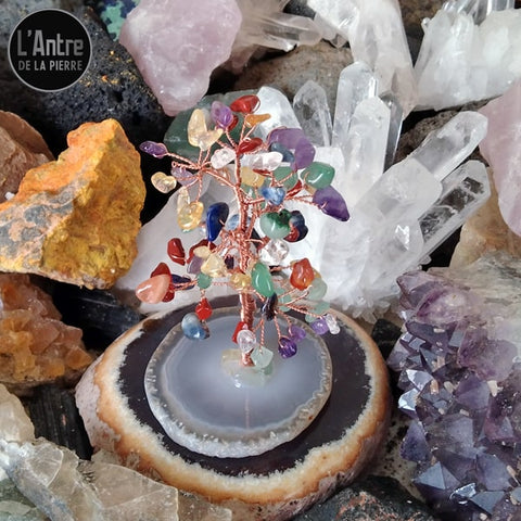 Grand Arbre de 12 cm en Fil de Cuivre avec des Pépites 7 Chakras et un Socle en Tranche d'Agate