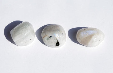 Pierres roulées de lune blanche - Blogue Vertus et propriétés des pierres