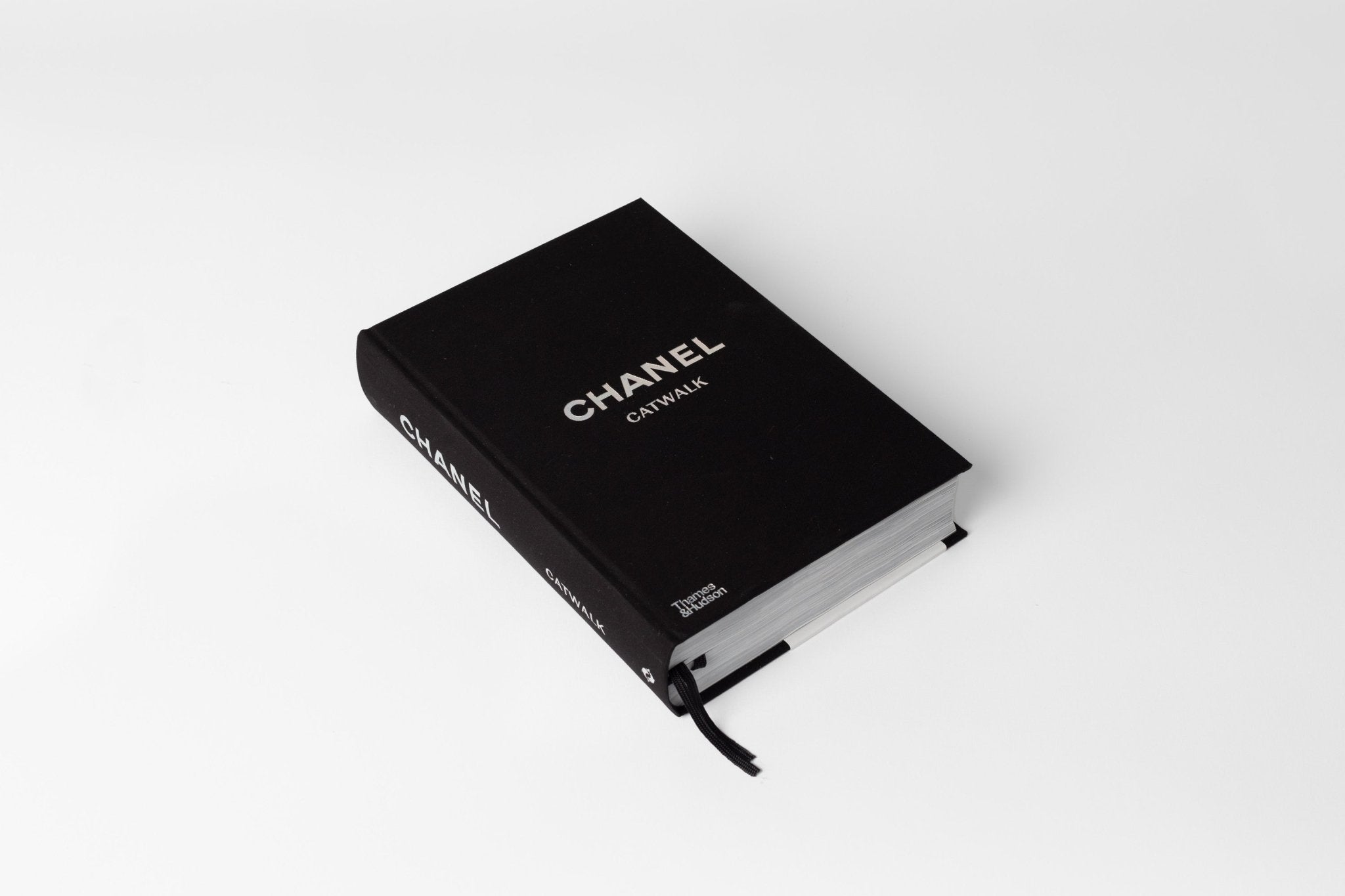 sammenhængende ære klassisk Chanel Catwalk Hard Cover Book