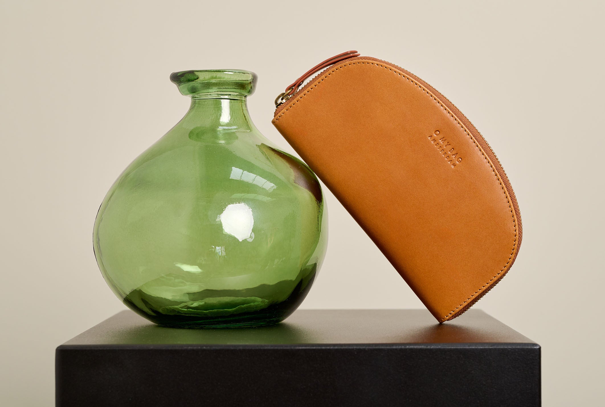 Blake wallet with glass vase