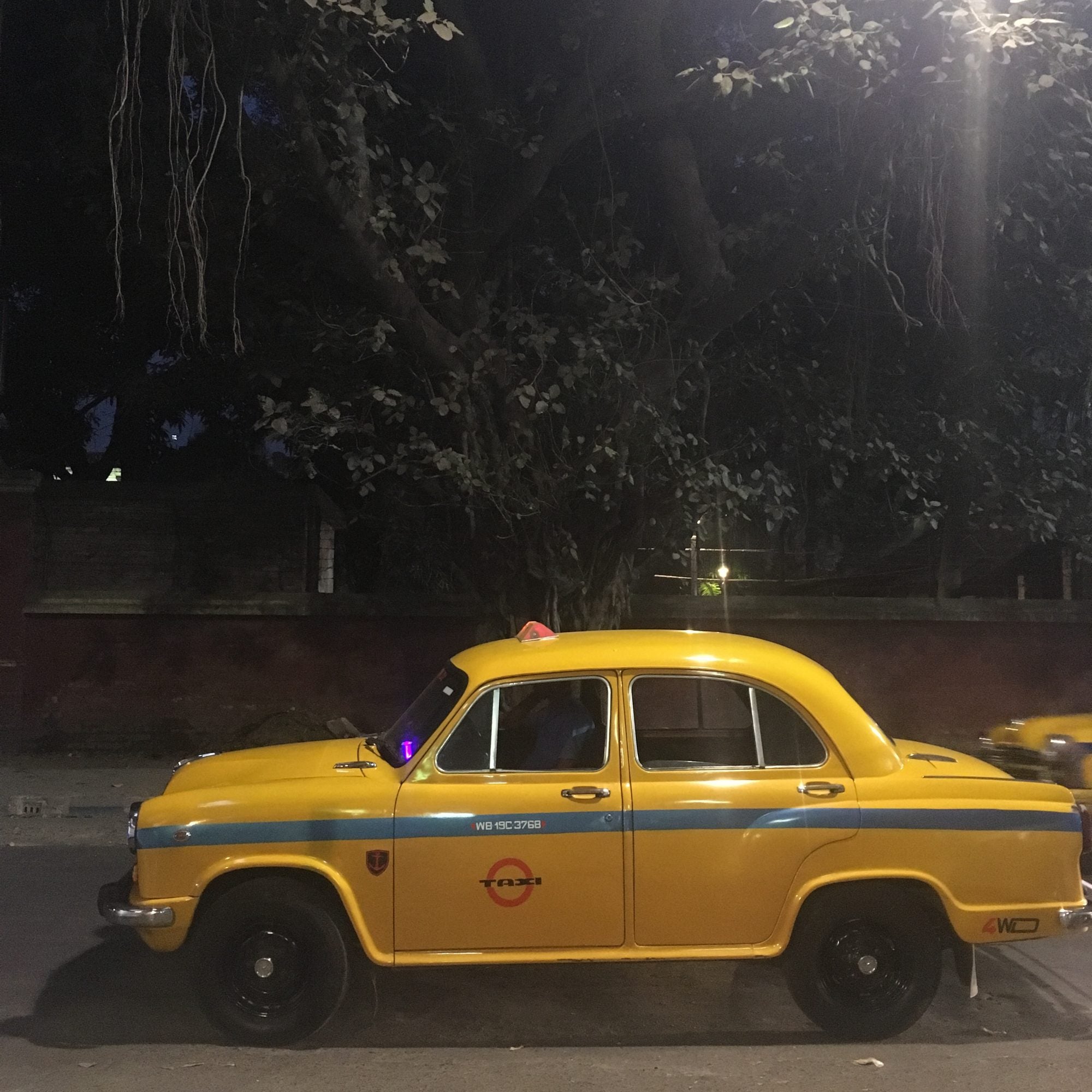 Gele taxi in Kolkata, taxi's zonder vering!