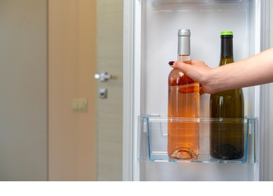 Bouteille de vin dans frigo