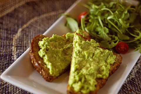 Plato de tostada de aguacate y ensalada