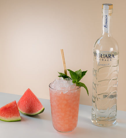 Bild zeigt einen La Boum Drink mit Yaguara Cachaca Flasche und frischer Wassermelone