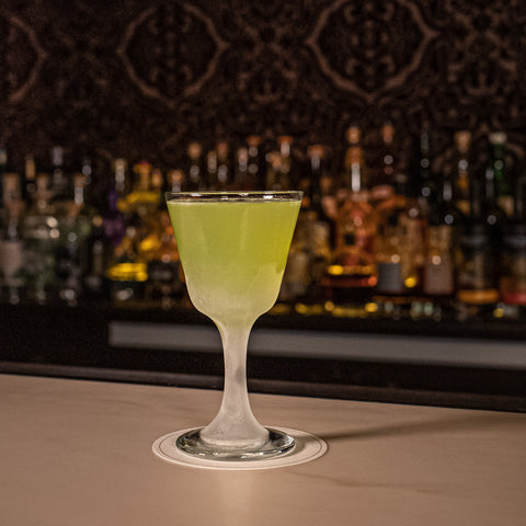 Ein Cocktailglas mit Richmond Gimlet