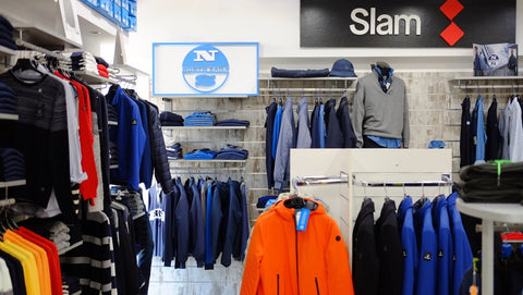 abbigliamento sportivo North Sails e Slam esposto in negozio