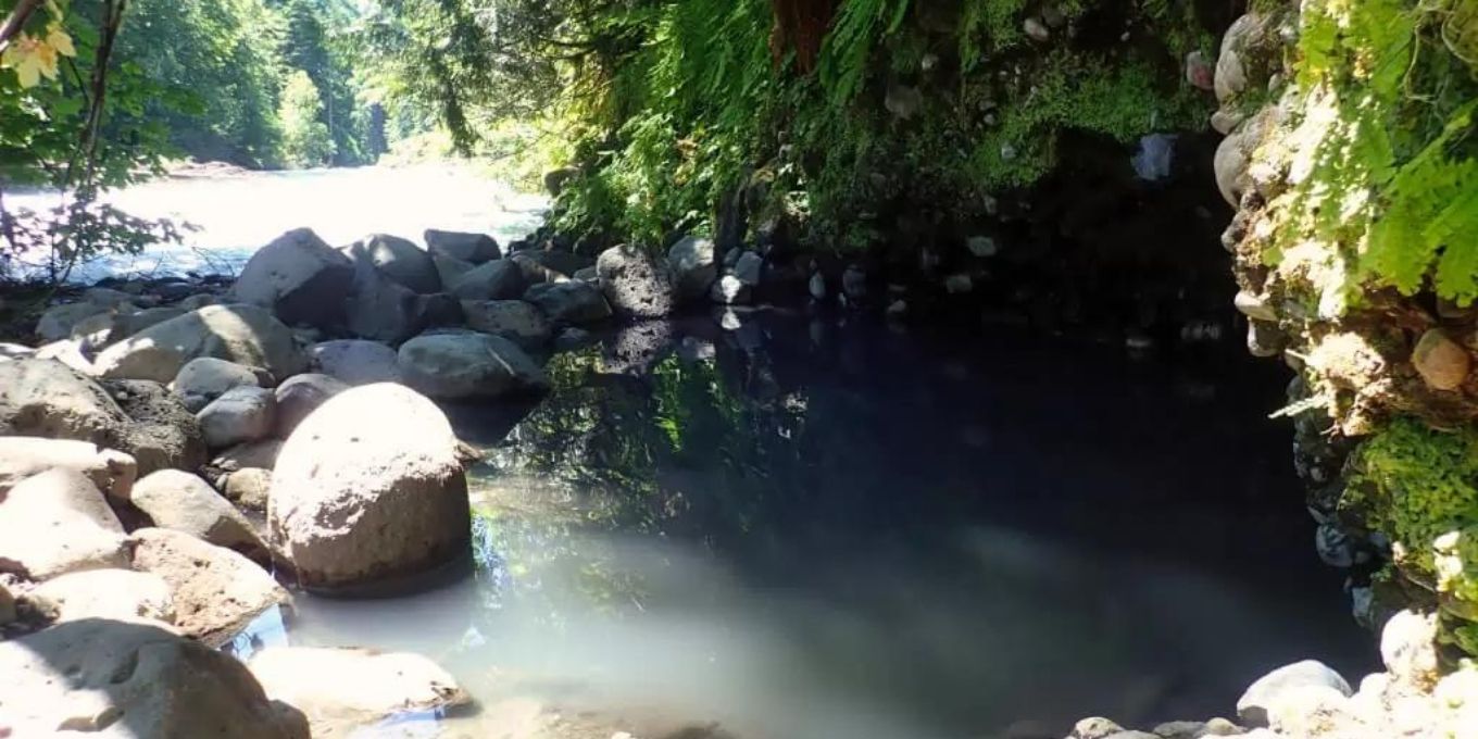 View of Deer Cree Hot Springs in Central Oregon