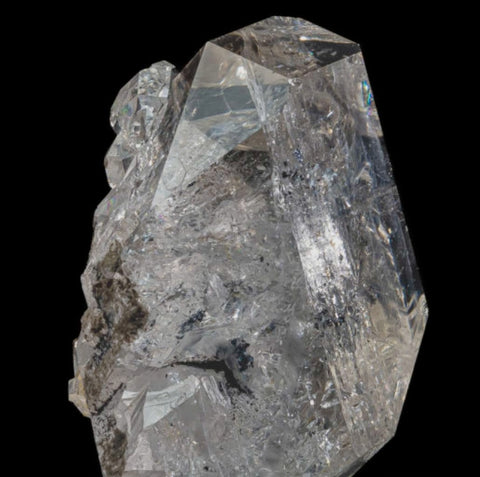 閃靈鑽發現於岩石中，具有類似鑽石的幾何形狀
