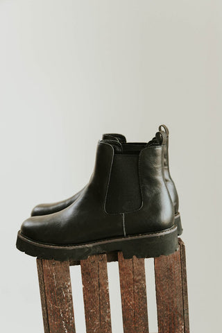 winter trend, black boots. www.loveoliveco.com