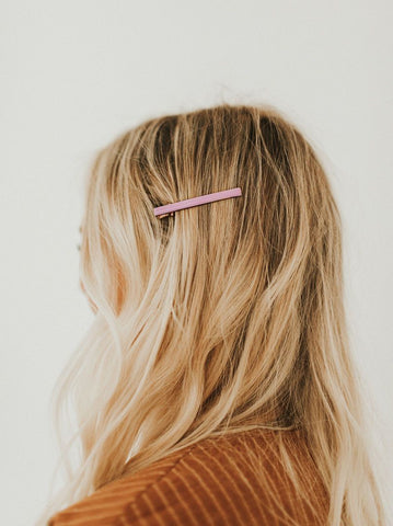 how to style a small hair clip. www.loveoliveco.com