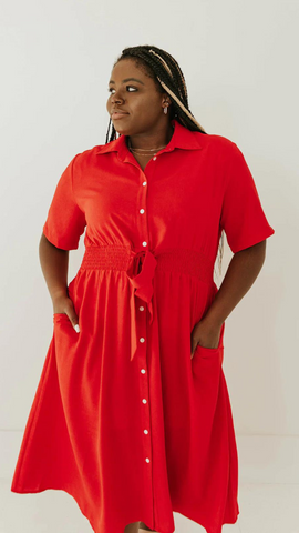 rotes Kleid mit Kragen, Knöpfen und gesmoktem Taillendetail. www.loveoliveco.com