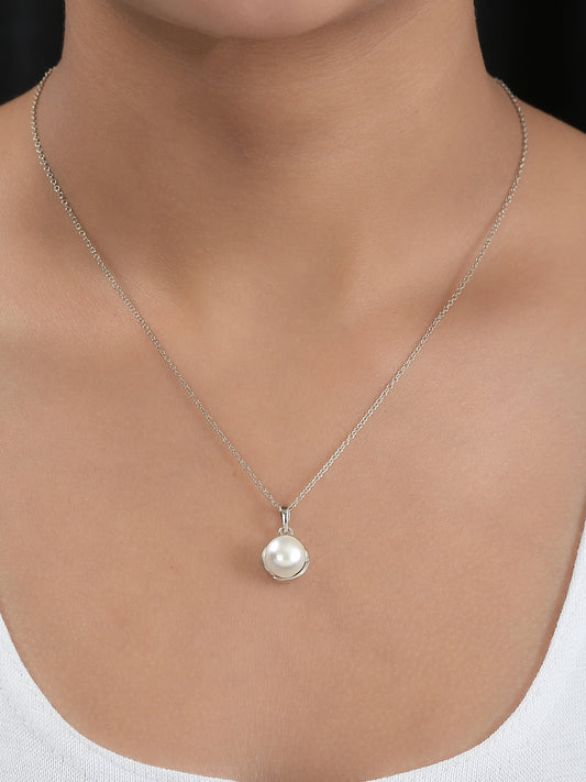 Short Roxana necklace with a mother-of-pearl flower charm | Majorica Pearls
