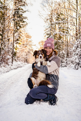 Mini Aussie red tri mit Frauchen in Schneelandschaft