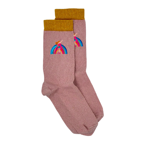 Jeanne la-Rainbow chaussettes Maison Causette rose pailletée avec liseré doré et logo danseuse arc-en-ciel