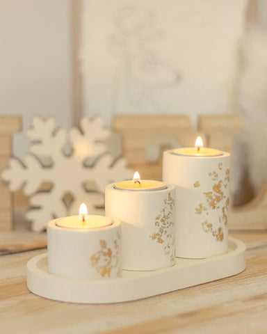 Lot de 3 bougeoirs en grès blanc incrusté de petites feuilles d'or sur un plateau en grès blanc, Petit Caprice 