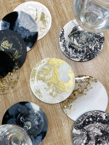Assortiment de desous de verre en résine en forme de sphère, couleurs marbrées, créations de Mar(és)ine, La Rue Française 