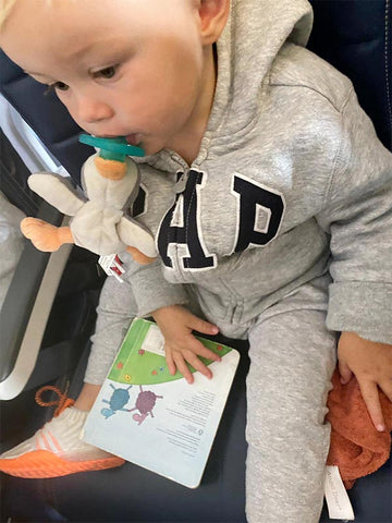 How to entertain your child on the plane