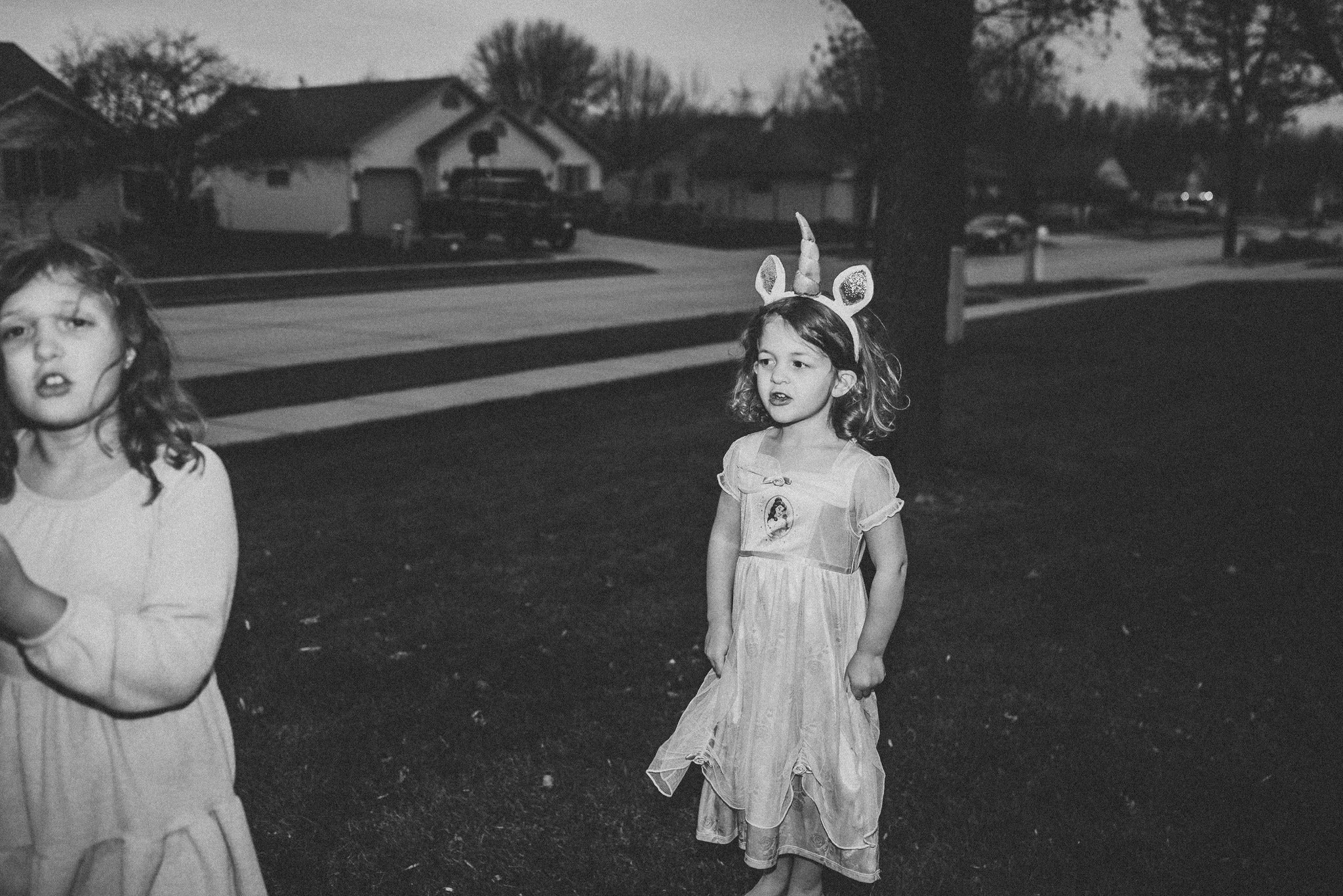 A real, authentic moment of children playing in a yard capture on camera, showcasing one of 2023's popular photography trends.