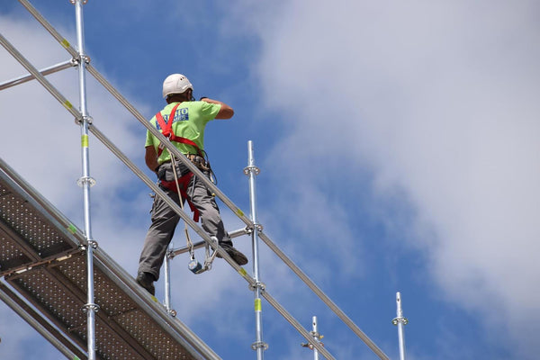 Capogiri e affaticamento: Builder standing on steel