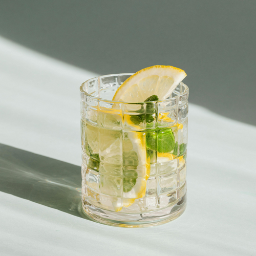 summer mocktail with mint, lemon and ice