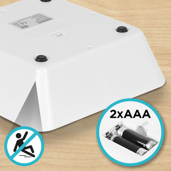 Parte inferiore della bilancia con piedini anti scivolo. Bilancia alimentata da 2 batterie AAA