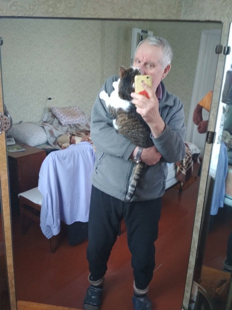 Tetiena's father and their cat in Kharkiv. 