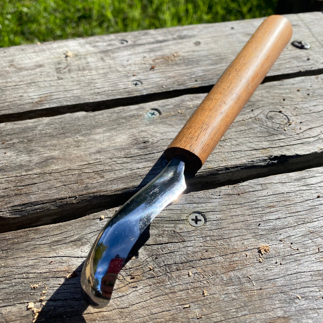 How to carve the bowl of a spoon using a hook knife with Robin Wood. 