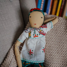 Načíst obrázek do prohlížeče Galerie, FairTrade panenka: SilaiWali Frida
