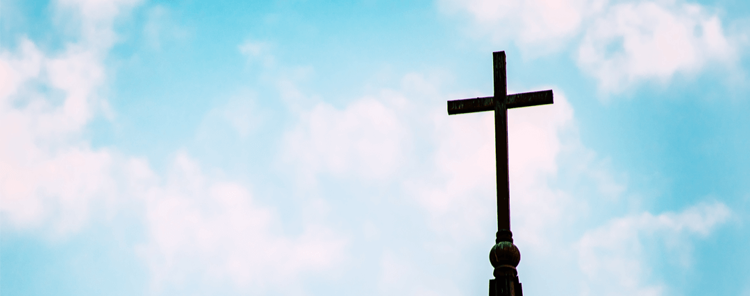 croix chrétienne devant un ciel bleu