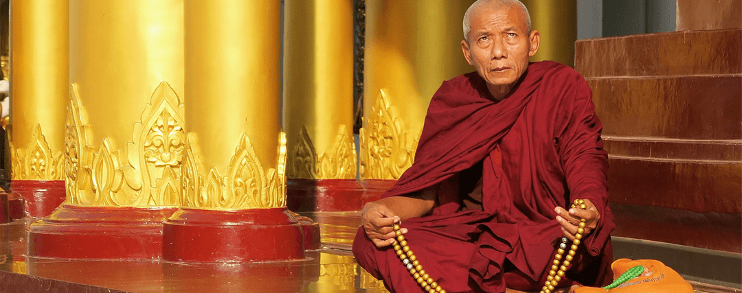 moine bouddhiste qui médite avec un mala