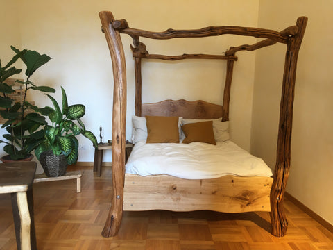 Rustikales Baumbett mit Himmelbett in Florenz