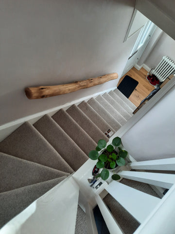 Maßgeschneidertes Treppengeländer aus Eiche im rustikalen Stil