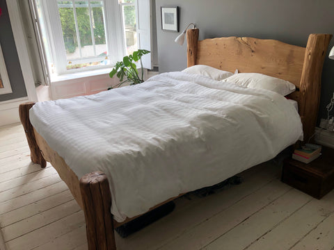Rustikales handgefertigtes Bett aus Eiche