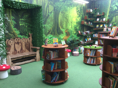 salle de lecture boisée pittoresque avec banc d'histoire de hibou