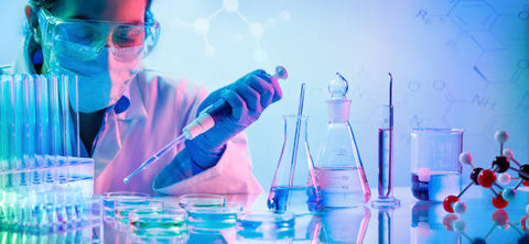 Laboratorista haciendo pruebas químicas