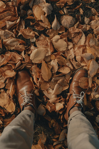 Herbstspaziergang durch Blätter