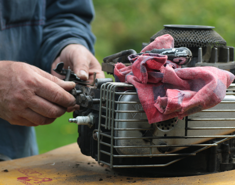 Checklist for mowers and trimmers - Check trimmer filter