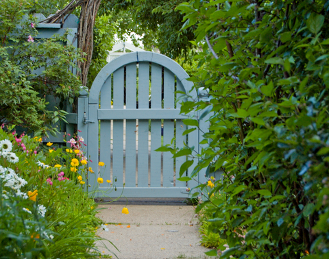 Fence gate design ideas #1 - Wood gate with flowers 