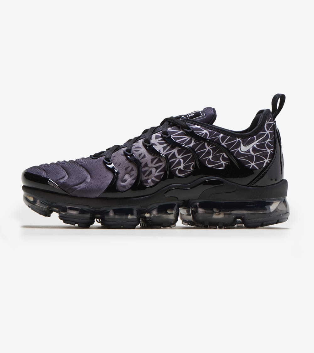 Nike Air Vapormax Plus Shoes in Black 