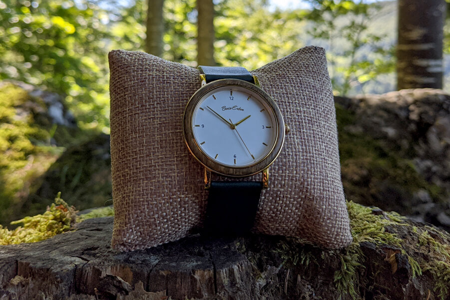 montre en bois et cuir