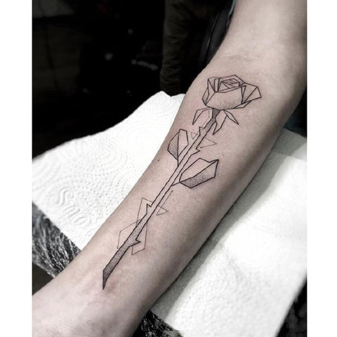 tatuaggi finti rosa minimalista