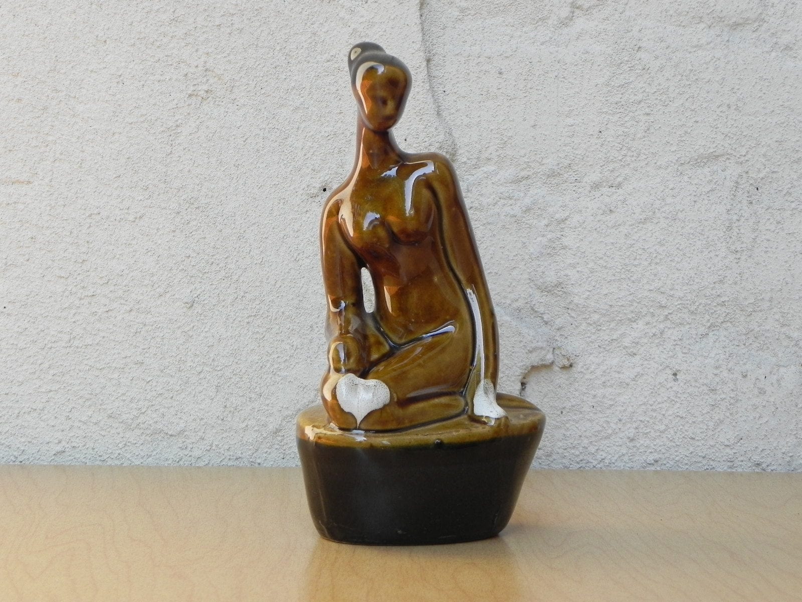 https://cdn.shopify.com/s/files/1/0268/0005/files/i-like-mike-s-mid-century-modern-sculptures-statues-small-ceramic-glazed-brown-stoneware-female-nude-40314335002919_1600x.jpg?v=1690347964